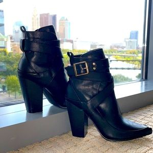 SHOEDAZZLE🥳🎈🎉Super Nice Black “ Booties “